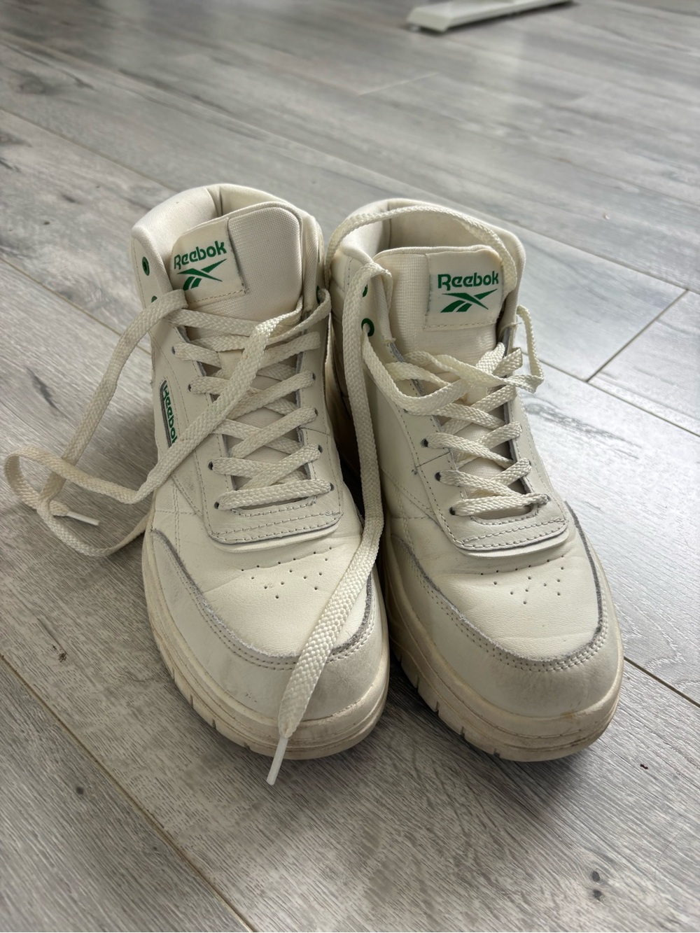 Reebok Cream/Off-White Leather Sneakers with Green Logo high tops size 9